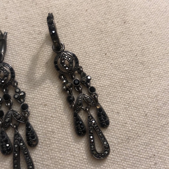Black and Gray Vintage Monet Dangly Earrings. Has a goth Victorian vibe. 🖤 - Picture 9 of 16